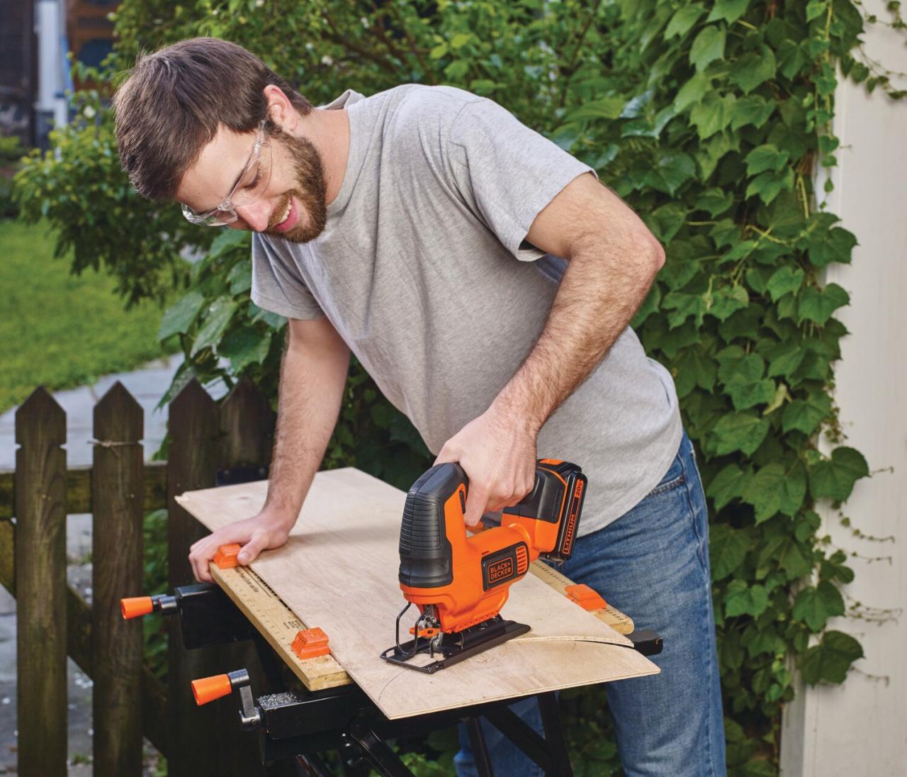 BLACK+DECKER 20-volt Max Variable Keyless Cordless Jigsaw (Charger and ... Cordless Jigsaw - Cutting - Black+Decker